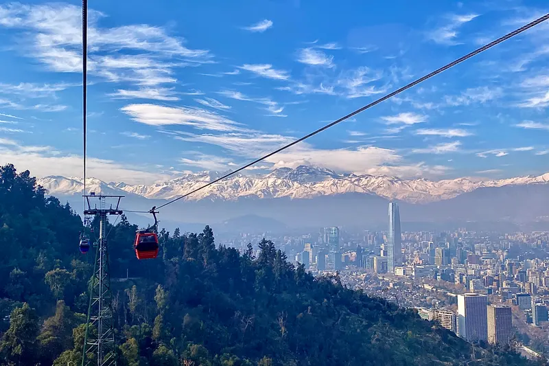 Santiago y la cordillera de los Andes nevada vistos desde el teleférico del cerro San Cristóbal